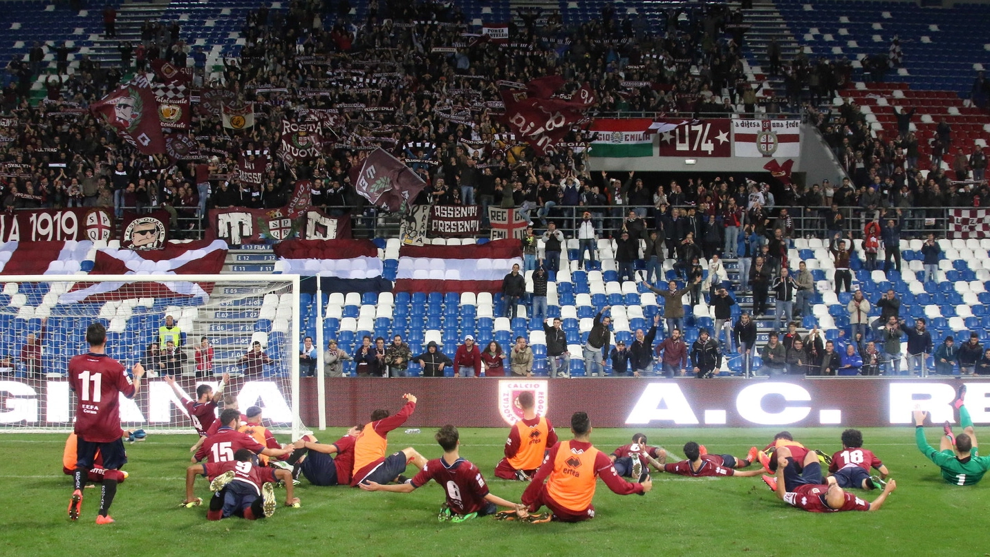 I calciatori della Reggiana festeggiano con i tifosi (Foto Rastelli)