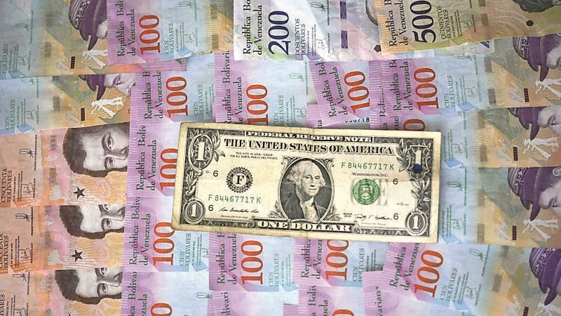 Un dollaro in mezzo ai bolivares venezuelani