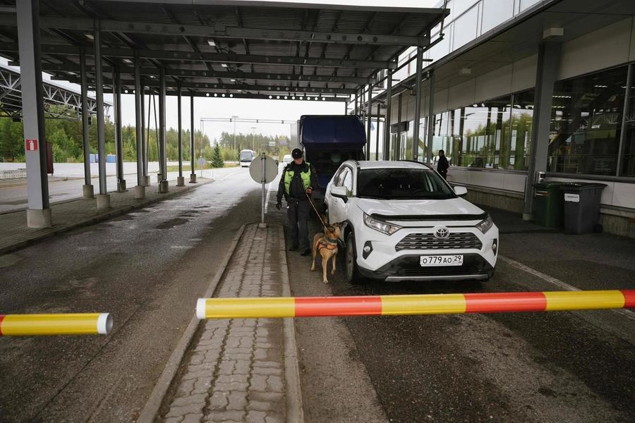 Controllo di veicoli al checkpoint tra Finlandia e Russia (Ansa)