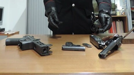 Le armi recuperate e sequestrate ieri dai carabinieri
