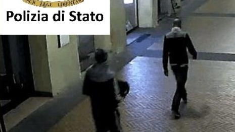 Le immagini della videosorveglianza acquisite dalla Polizia che riprendono i due marocchini in fuga dal Garibaldi  Cafè