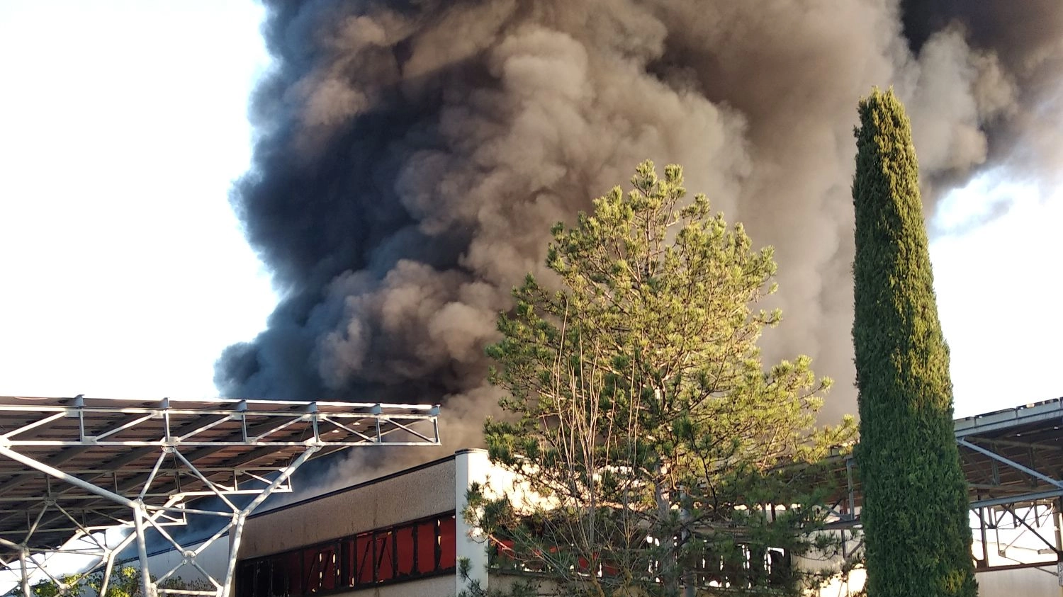 Incendio a Castelfidardo, brucia la ditta Tontarelli 