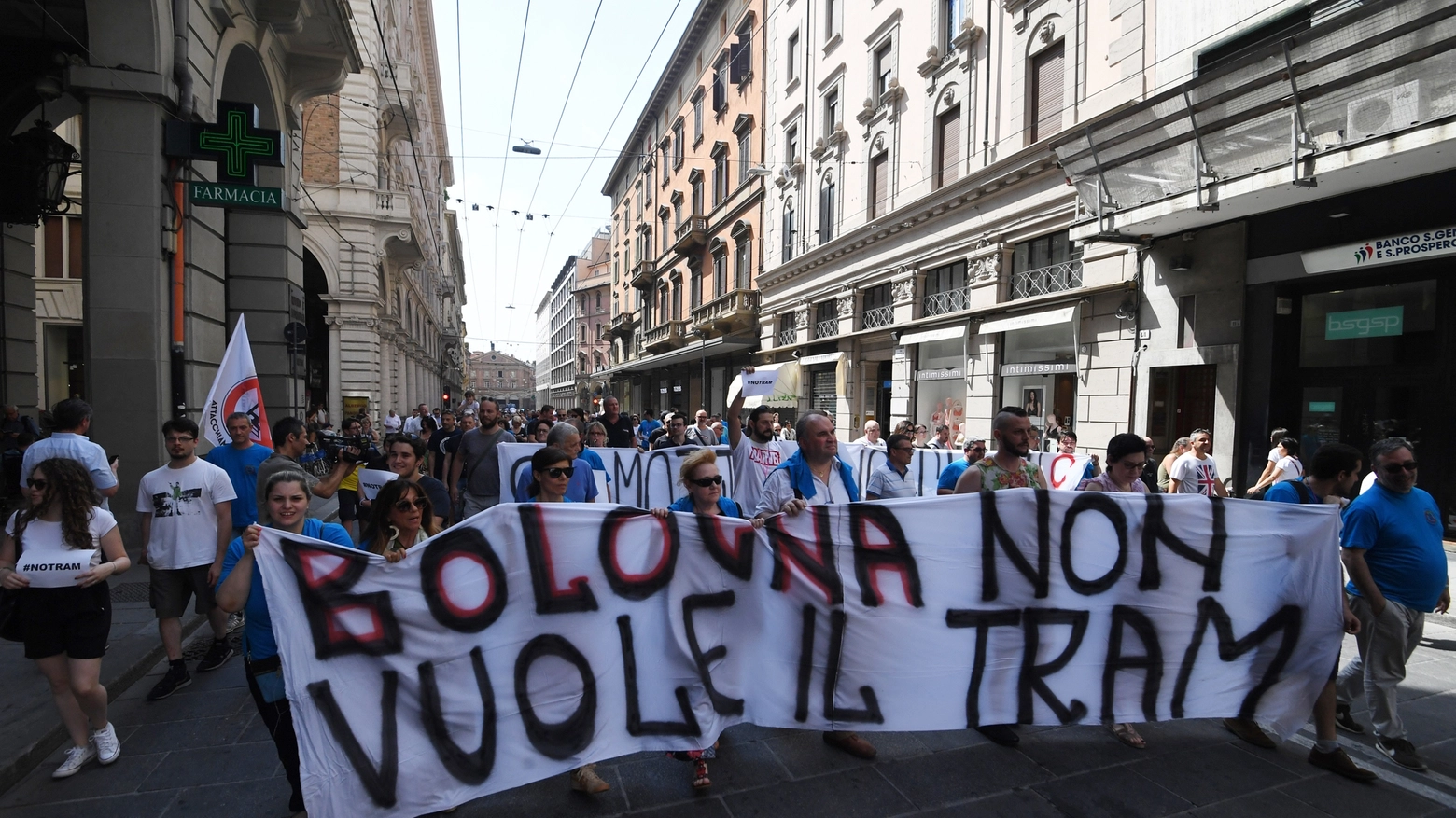 La manifestazione 'no tram' sfila in centro (foto Schicchi)