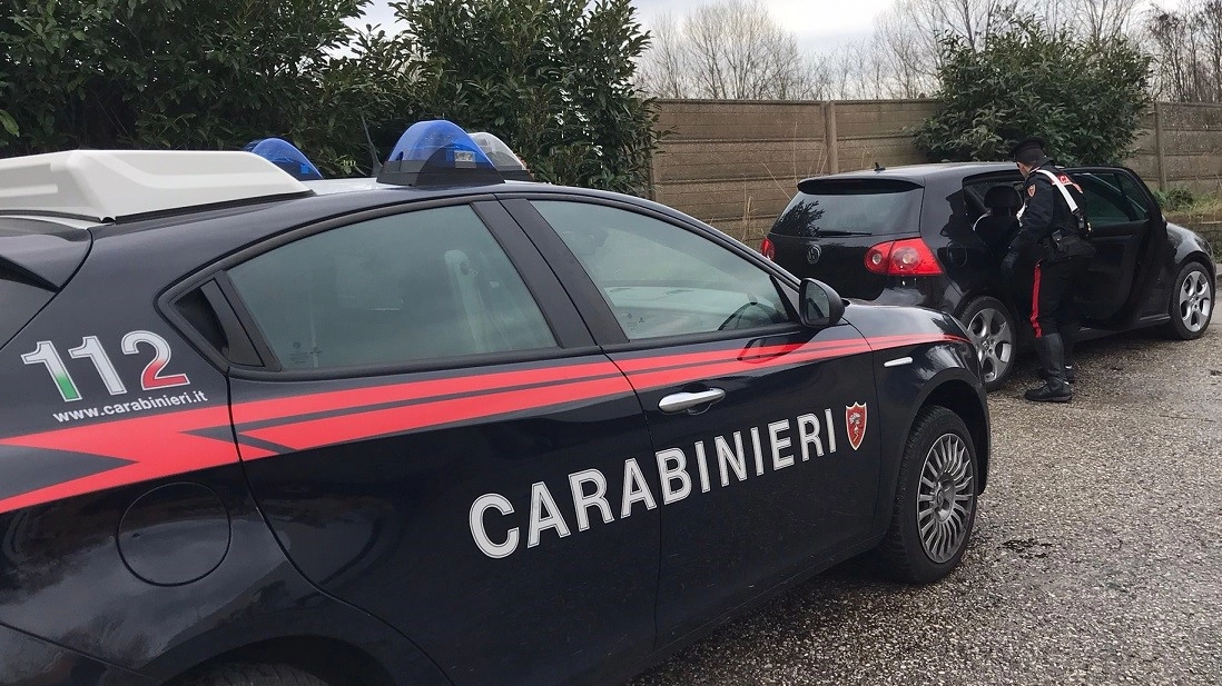 L'auto guidata dalla donna e sequestrata dai carabinieri