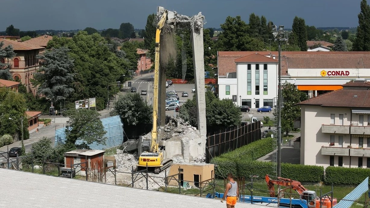Pieve di Cento, i lavori di demolizione della vecchia torre dell'acquedotto (Foto Radogna)