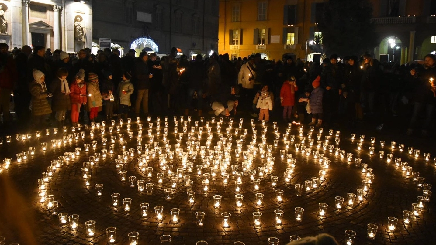 Lo spettacolo delle candele ieri sera in centro (foto Artioli)