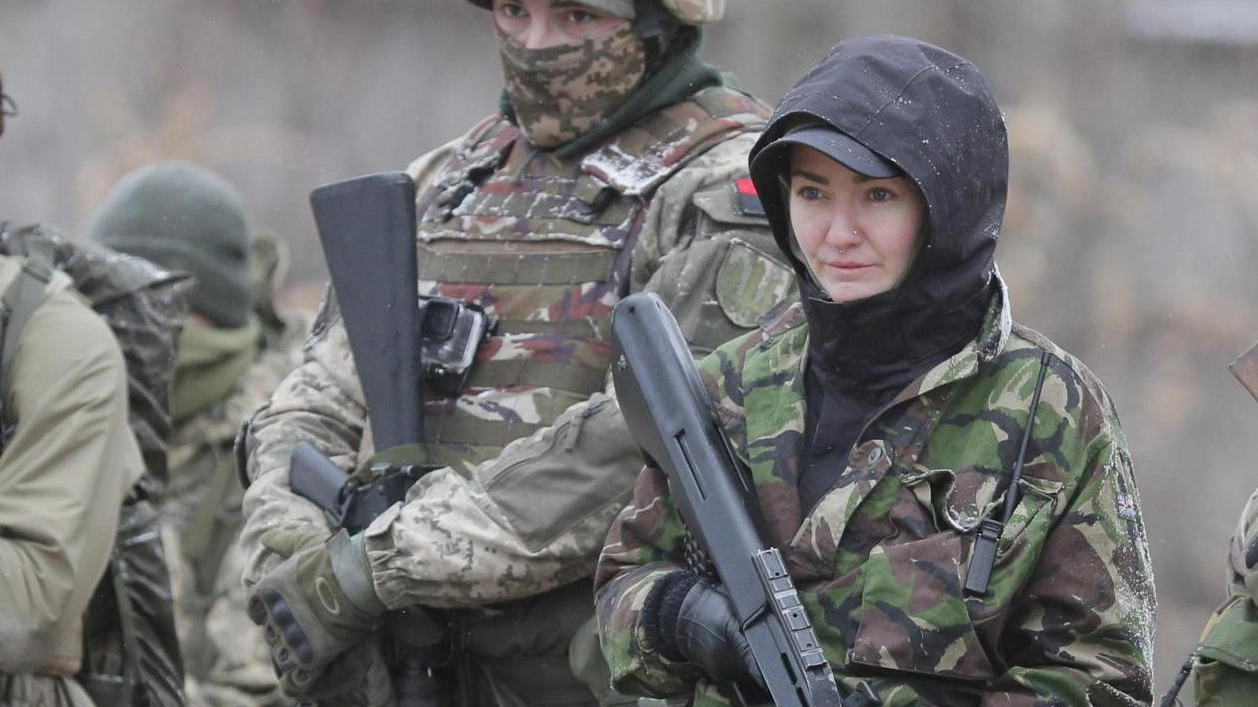 Riservisti ucraini in addestramento vicino a Kiev