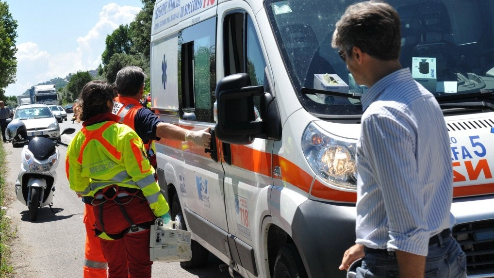 Un’ambulanza interviene sul luogo di un incidente