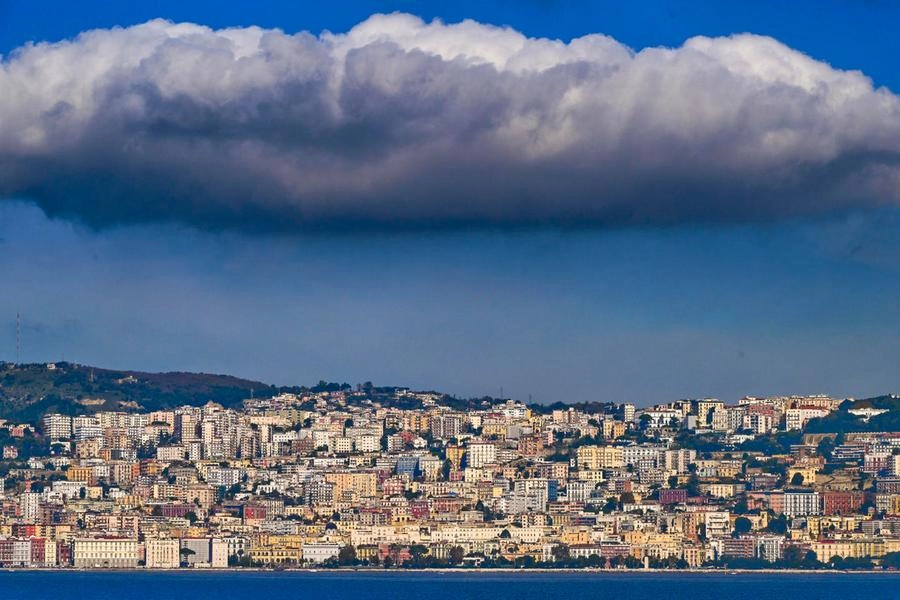 Centinaia di edifici si affacciano sulla costa di Napoli (Ansa)