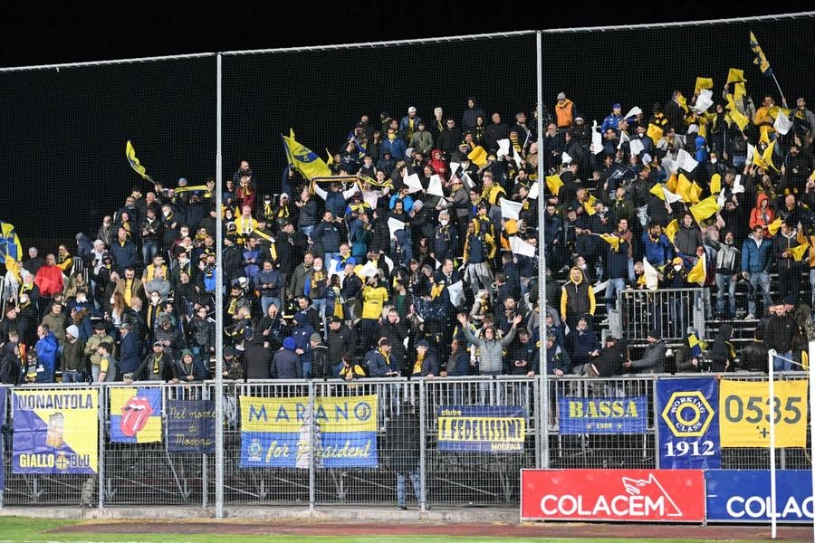 La carica dei tifosi del Modena a Gubbio (foto Fiocchi)