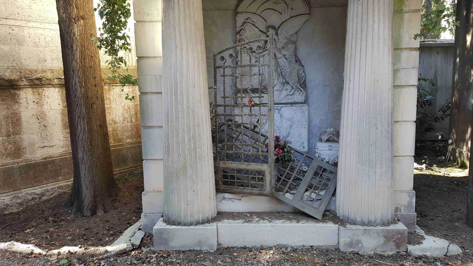 Una tomba avvolta nel degrado (foto Raimondo Montesi)