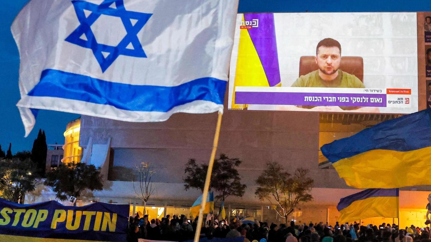 Dimostranti pro-Ucraina a Tel Aviv durante il discorso via schermo di Zelensky (Ansa)