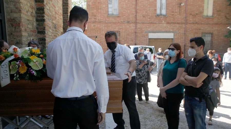 Medico di base morto a Ravenna, il figlio indagato in prima fila al funerale