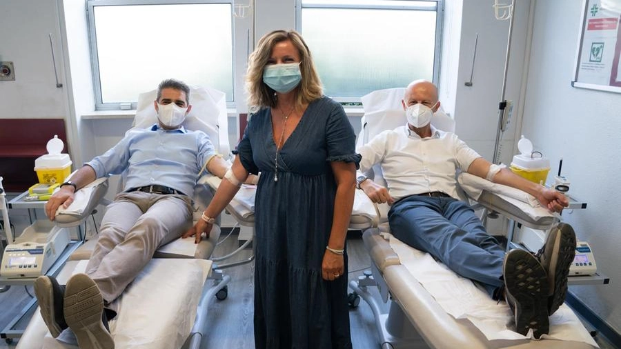 Il sindaco Federico Pizzarotti e gli assessori donano il sangue prima della pausa estiva. I politici si sono recati all’ospedale Maggiore per “dare l’esempio”.
