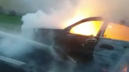 L'auto che ha preso fuoco in A14 all'altezza di Faenza