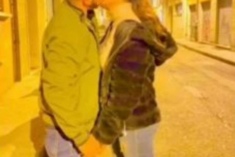 Saman e il bacio con il fidanzato per le vie di Bologna