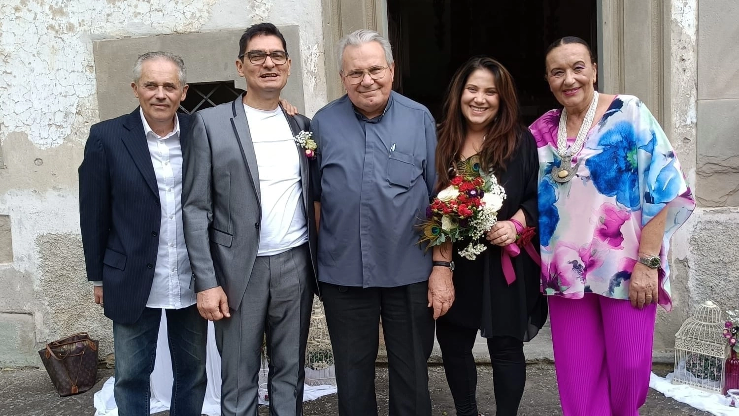La coppia si è sposata in chiesa a Cavola di Toano, nell’Appennino reggiano, alla presenza di alcuni amici stretti e don Gigi Milani che ha celebrato il rito
