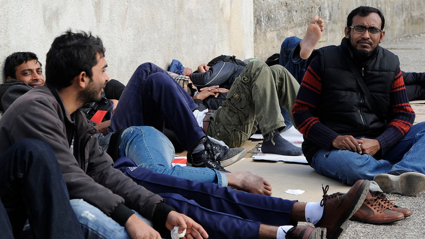 Altri profughi ieri davanti all’ufficio immigrazione (foto Calavita)