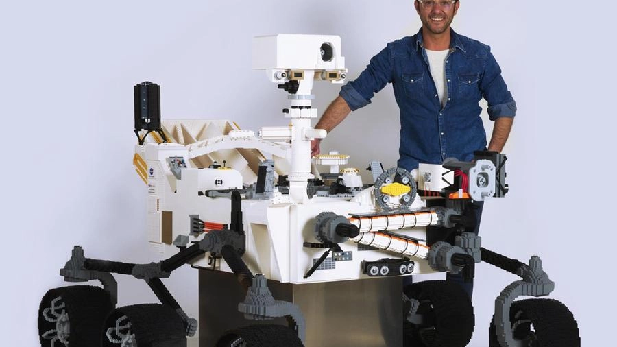 Riccardo Zangelmi e il modellino di Rover Perseverance che ha realizzato in scala 1:2