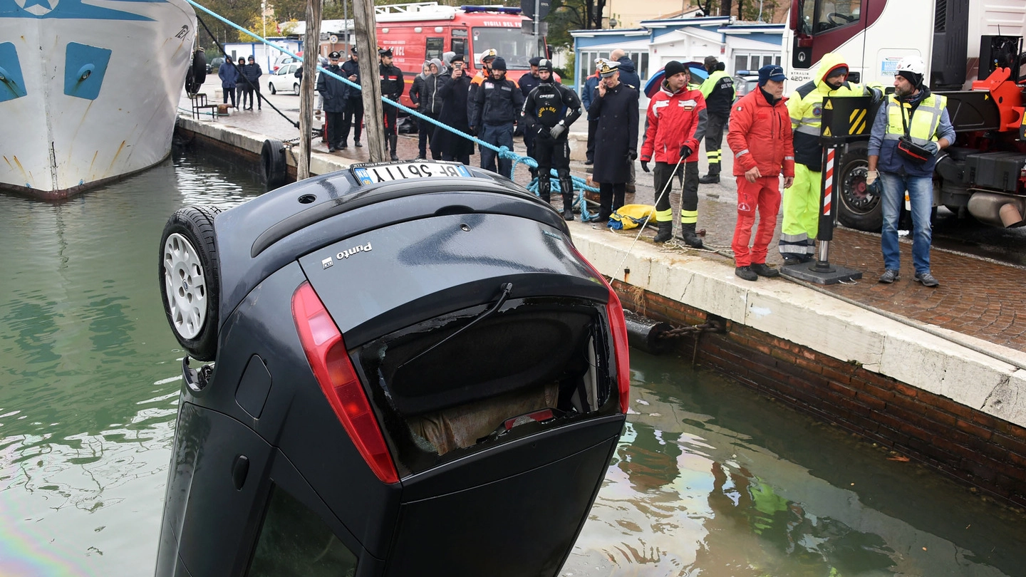 Nadia Ferri, trovato il cadavere. Il recupero dell'auto dal porto canale (foto Migliorini)