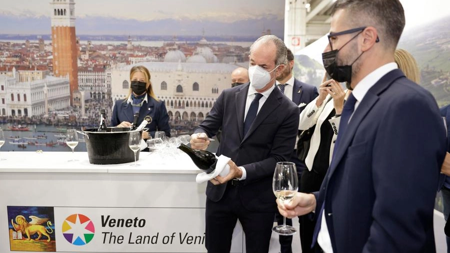 Il governatore Luca Zaia 'sciabola' una bottiglia a Vinitaly