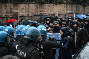 Ilaria Salis, scontri tra manifestanti e polizia a Roma: il corteo ha provato a raggiungere l’ambasciata di Ungheria