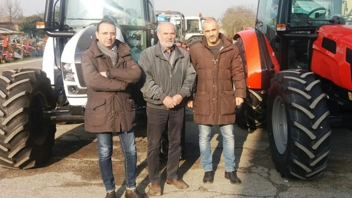 Laerte, Samuele e Emanuele Simoni davanti ai due trattori che i ladri non sono riusciti a rubare