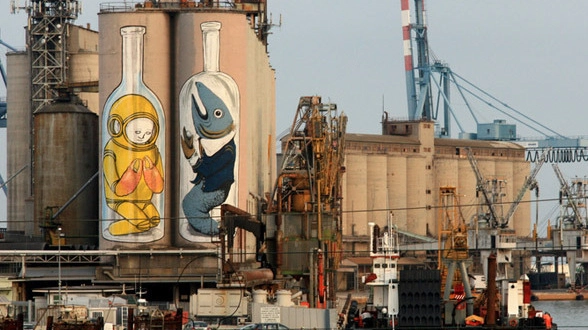 Uno dei silos del porto, quello più famoso grazie all’opera dello street artist Blu