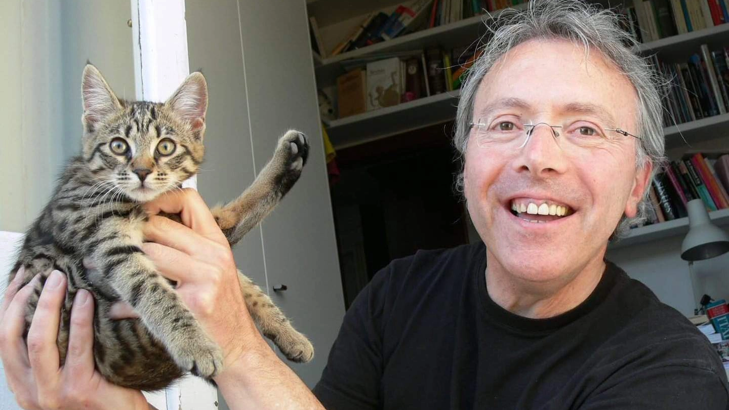 Una foto di alcuni anni fa di Sergio Guerra, con uno dei suoi amati gatti