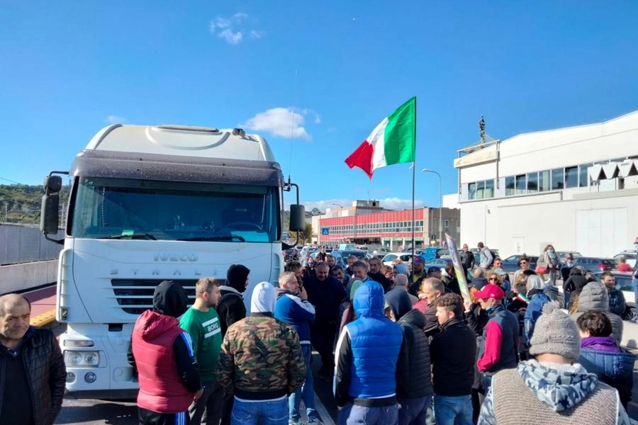 La manifestazione che ha bloccato la zona nord del porto di Ancona