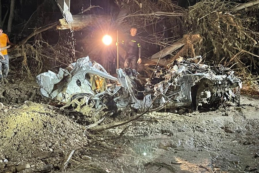 L'auto di Brunella Chiù, distrutta dal fango 