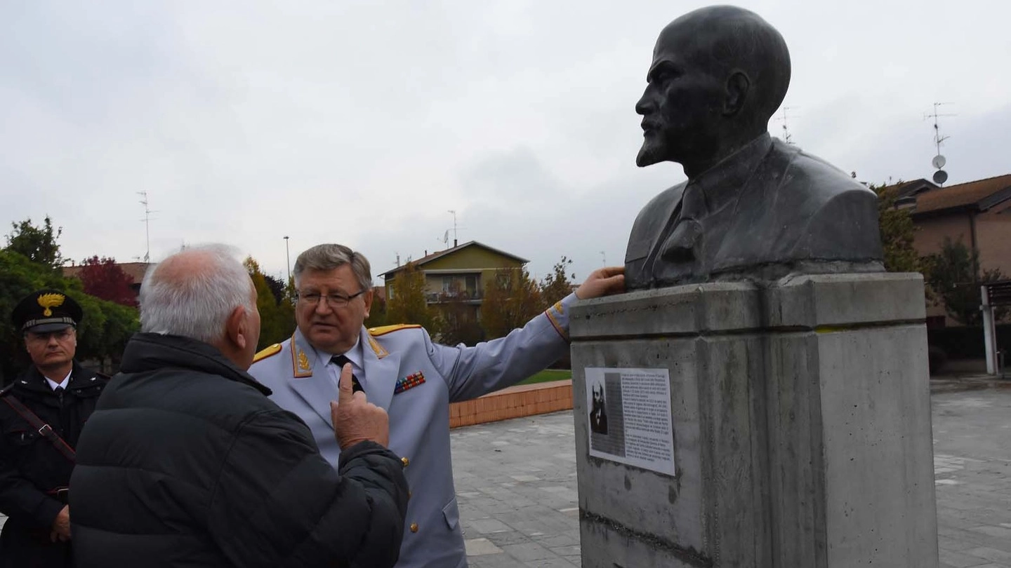 Viktor Eliseev a Cavriago davanti al busto di Lenin