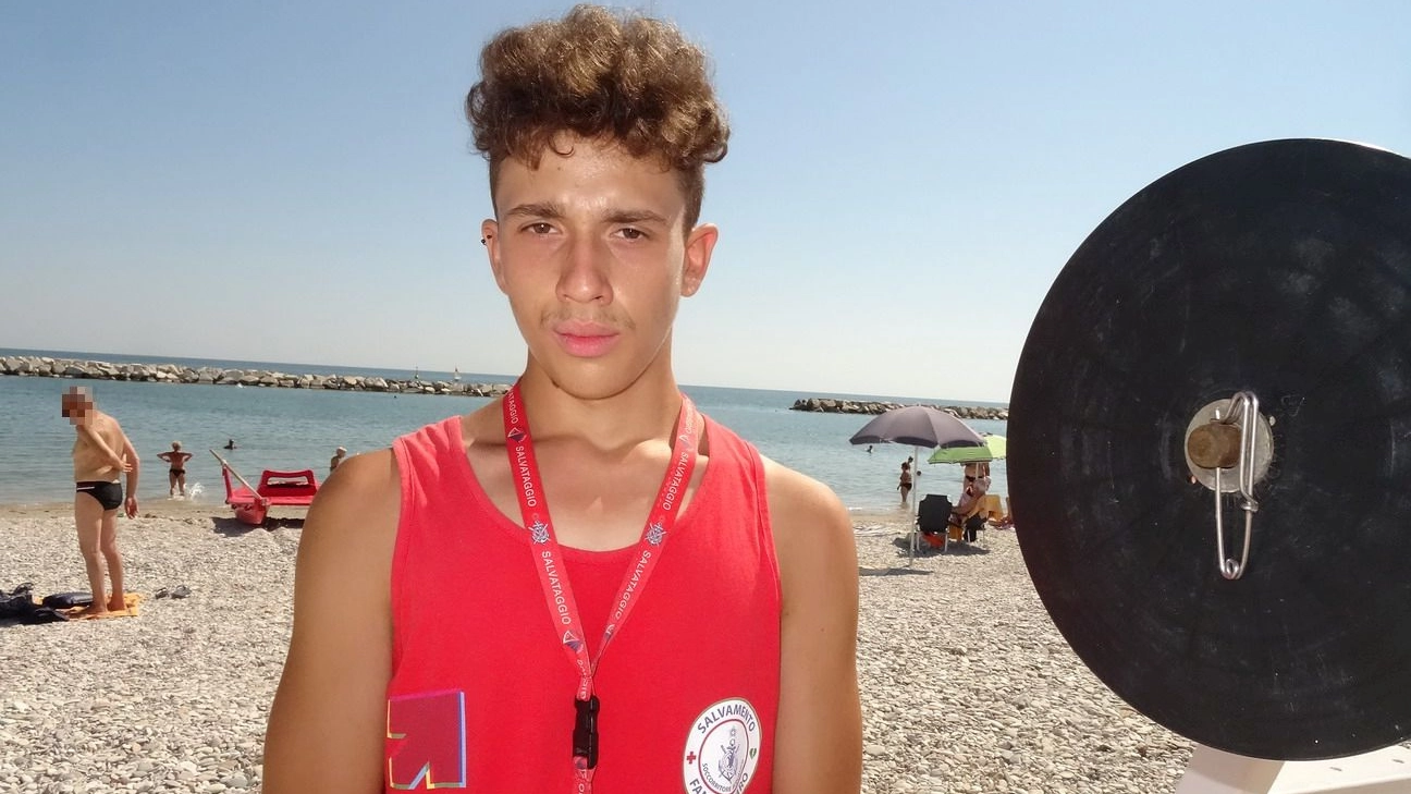 Alex Ciacci, 18 anni, bagnino di salvataggio in spiaggia libera a Sassonia