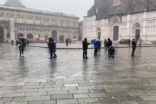 Neve in piazza Maggiore a Bologna