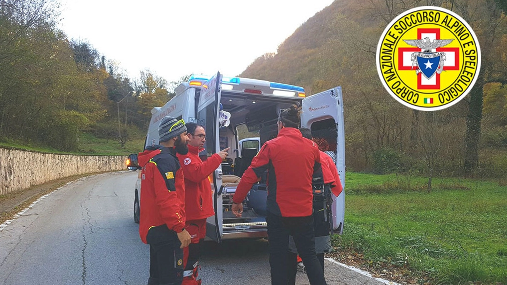 La squadra del Corpo Nazionale di Soccorso Alpino e Speleologico delle Marche di Macerata intervenuta sul posto