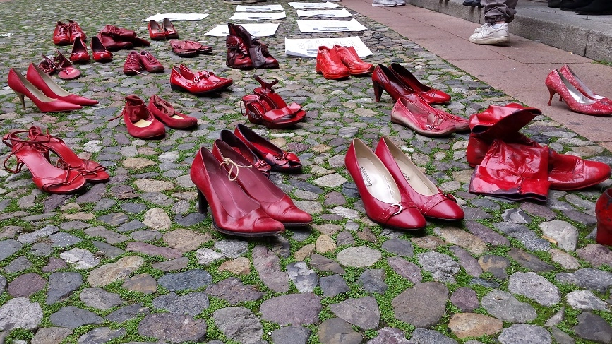 Scarpe rosse simbolo di femminicidio in piazza 