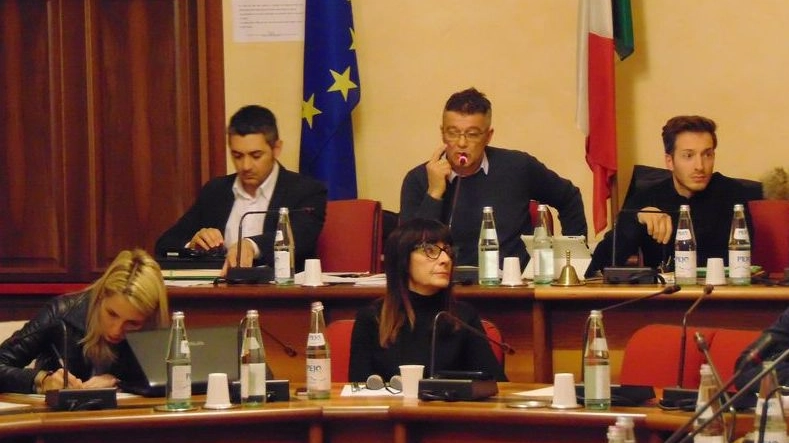 Il sindaco Barbujani con il vice Simoni ieri in consiglio comunale (Foto Braghin)
