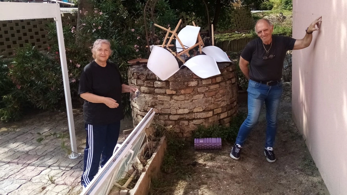Loredana Pennetta e Antonio Menghi Cerrà mostrano dove è arrivata l’acqua