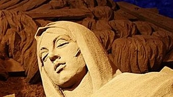 La statua di sabbia della Beata Vergine (particolare) al Presepe di Sabbia
