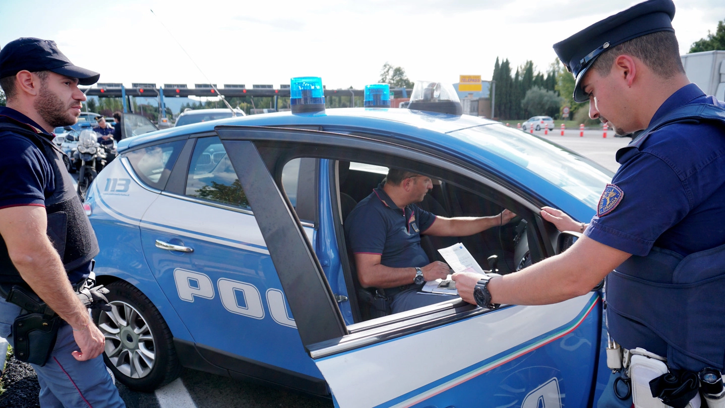 La polizia stradale di Civitanova ha trovato refurtiva in un furgone (foto d’archivio)