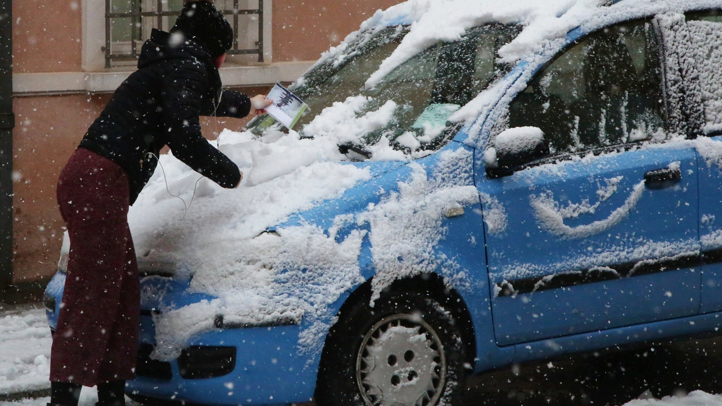 Neve sulle auto (foto Ravaglia)