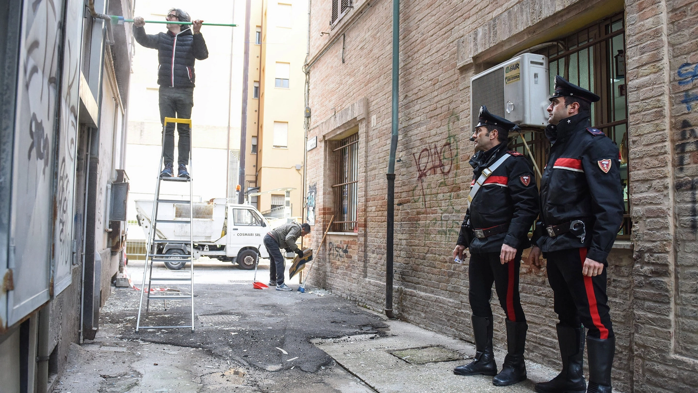 I carabinieri di Civitanova in vicolo Nettuno, nella zona dove è stata fatta esplodere la bomba (foto De Marco)