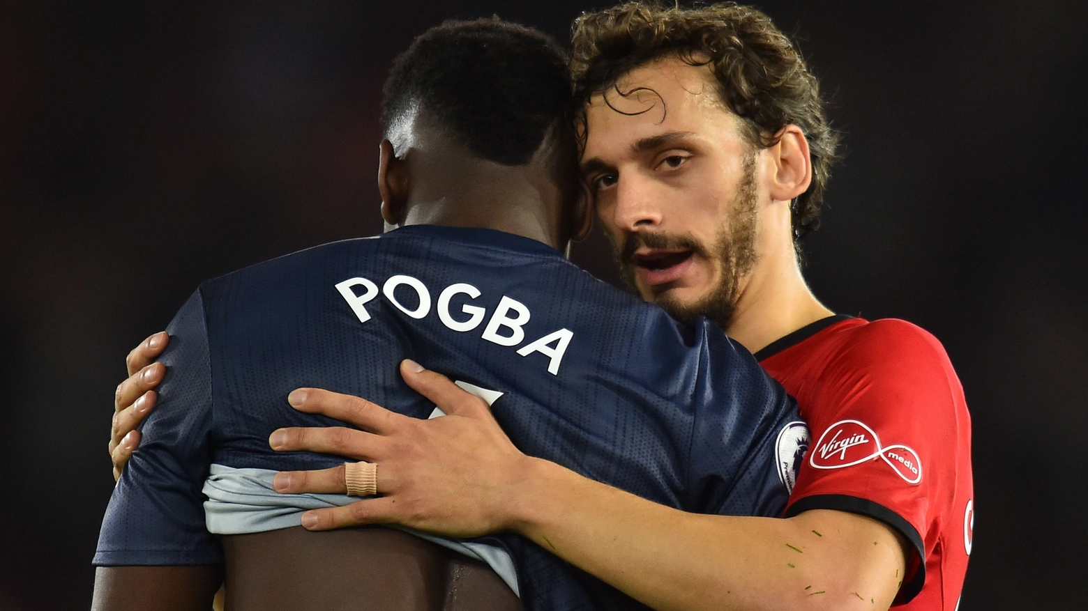 Gabbiadini abbraccia Pogba dopo la gara tra Southampton e Manchester United