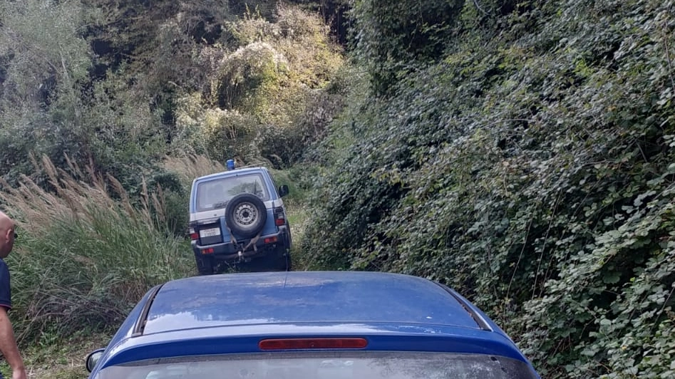 La jeep della polizia di Urbino mentre traina il ragazzo 