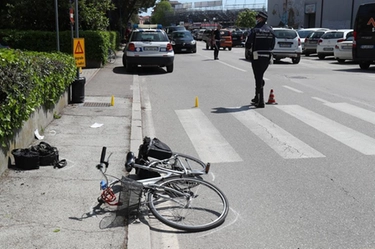 Incidente oggi a Bologna: anziano in bicicletta investito sulle strisce