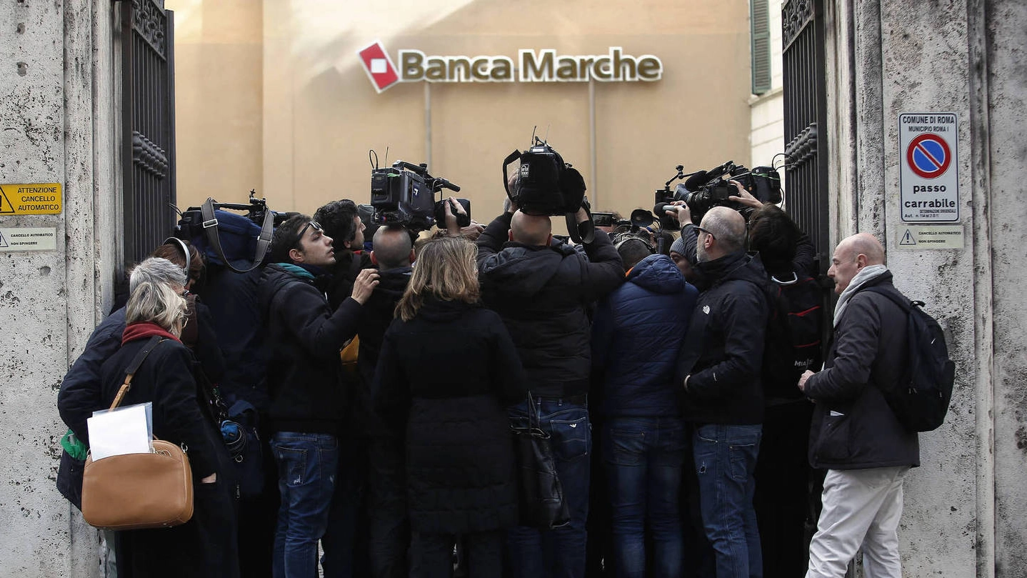 Giornalisti all’entrata di Banca Marche