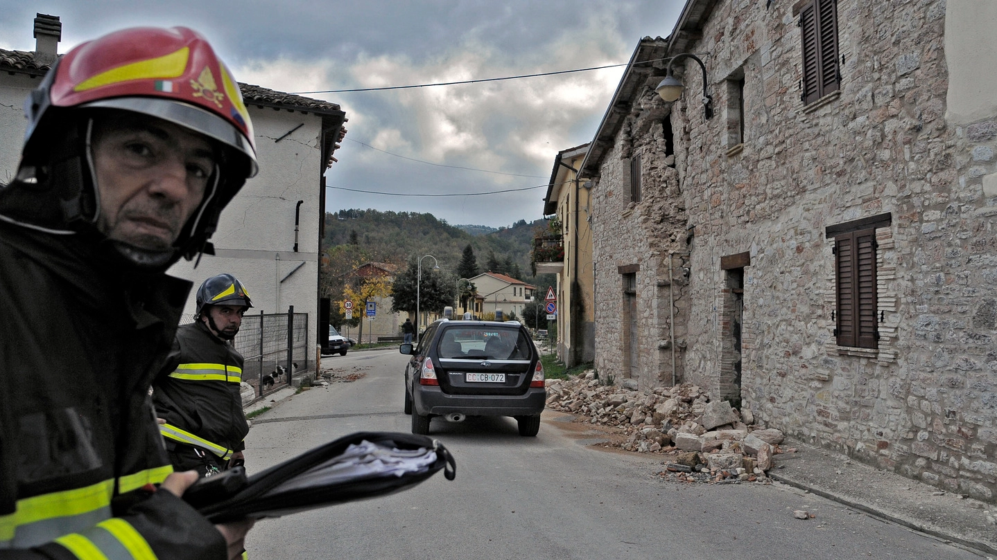Vigili del fuoco in uno dei Comuni colpiti dal terremoto (foto Calavita)