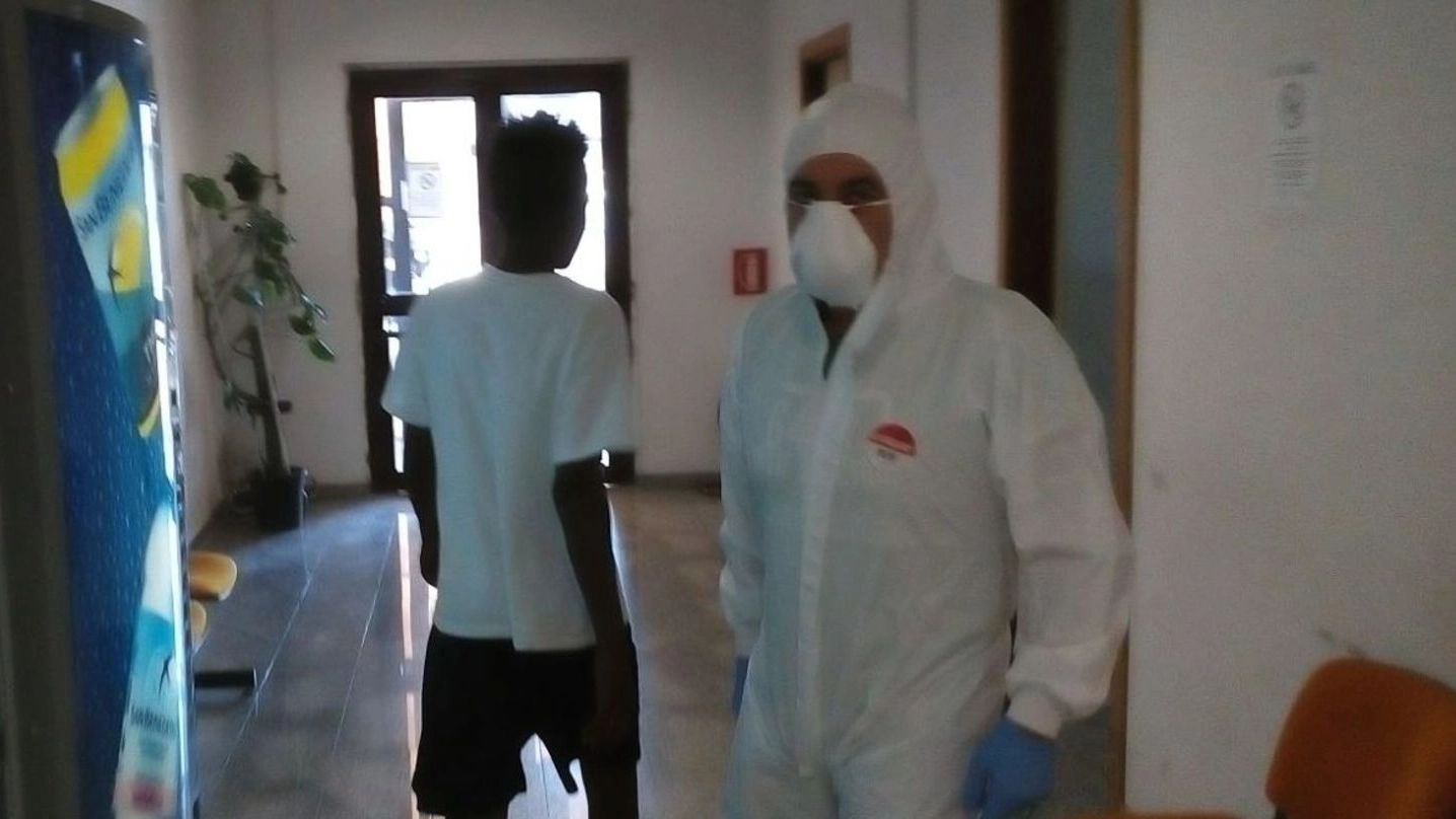 Tbc, un agente che usa tuta e mascherina per evitare il contagio (foto d’archivio Dire)