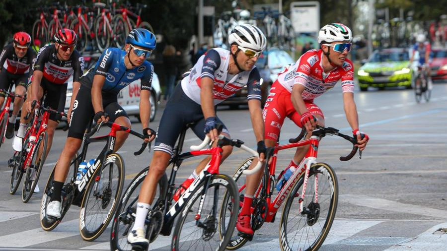 La frazione partita a Modena ha atteso gli sprinter all'arrivo dopo 177 chilometri completamente piatti. De Marchi conserva la maglia rosa