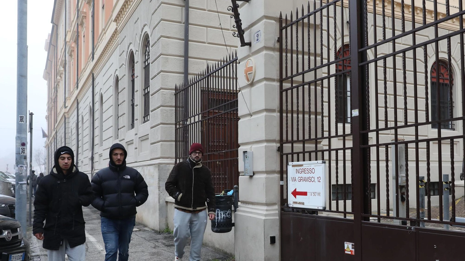 Il cancello sbarrato in via Boldrini:. caos per alcuni utenti dell’Ausl